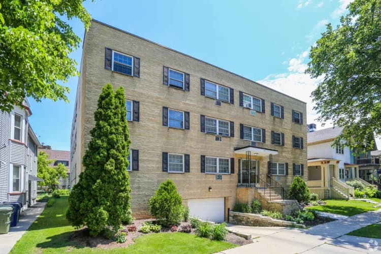 Milwaukee County apartments for rent - image - east-park-apartments-milwaukee-wi-primary-photo (1).jpg
