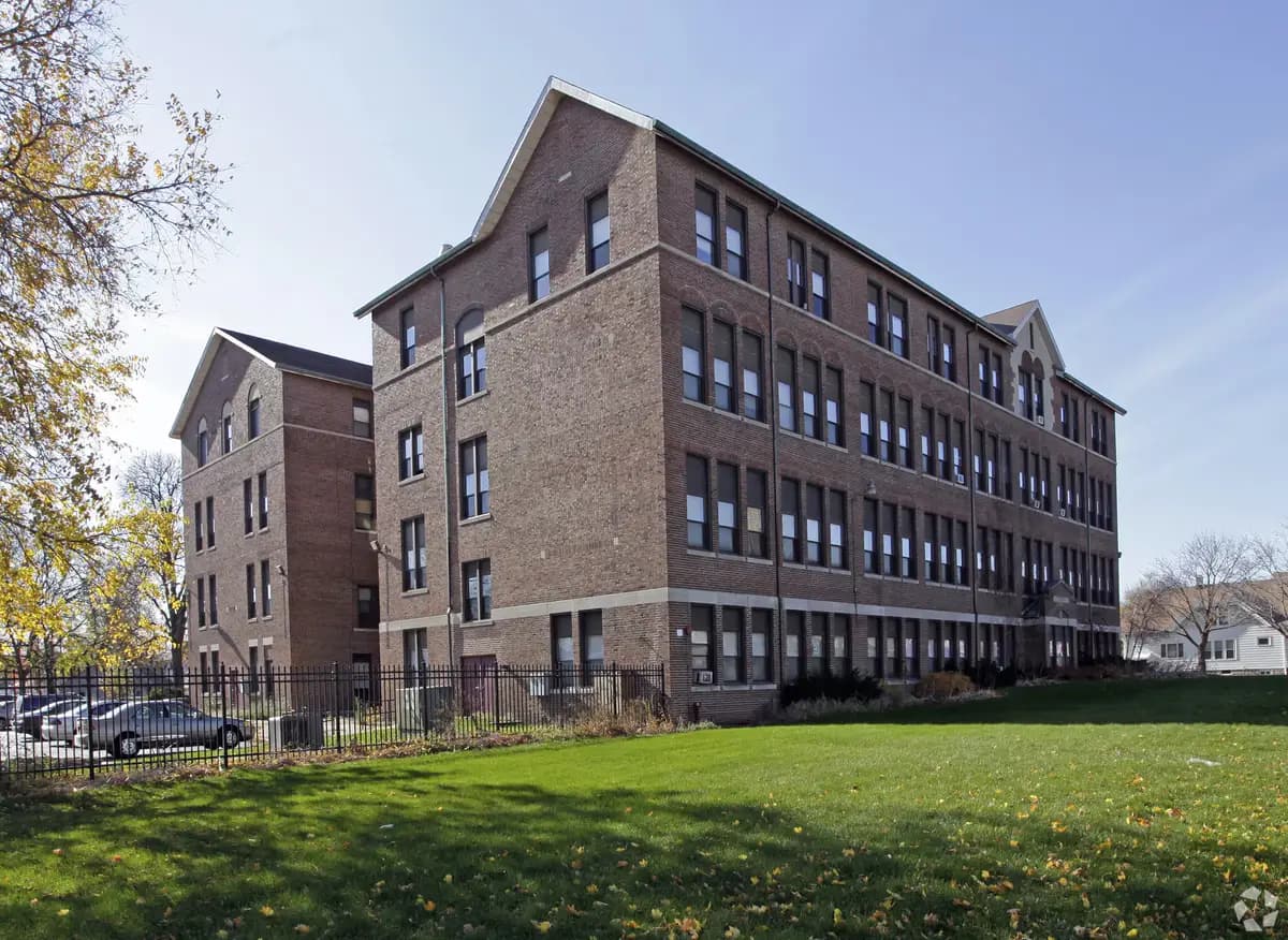 Milwaukee County apartments for rent - Property image - Burnham Hill Apartments - 3