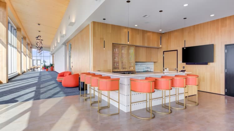 Milwaukee County apartments for rent - image - 25th Floor - Bar