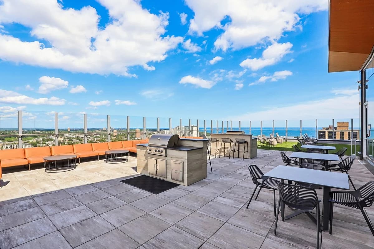 Milwaukee County apartments for rent - image - 25th Floor - North Terrace