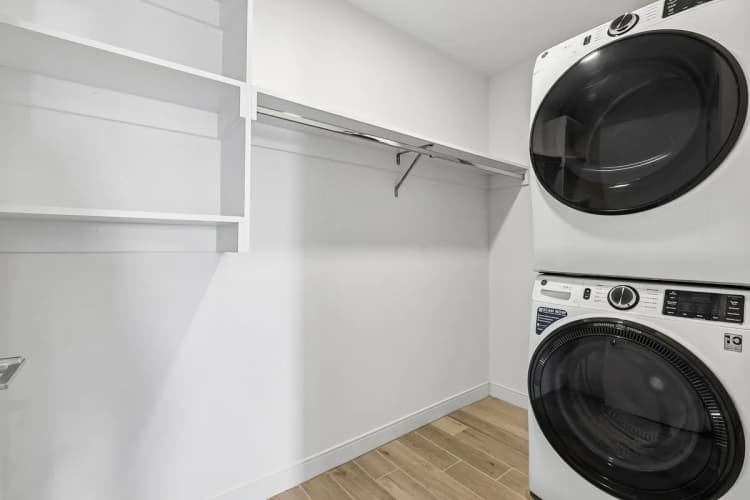 Milwaukee County apartments for rent - image - Willow - 3 BD / 2 BA - Laundry