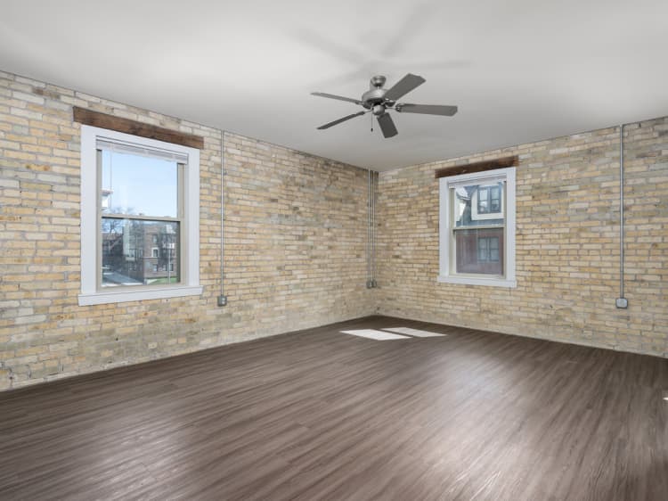 Milwaukee County apartments for rent - image - 2 Bed + Den / 1 Bath - 1,500 SF - Living Room