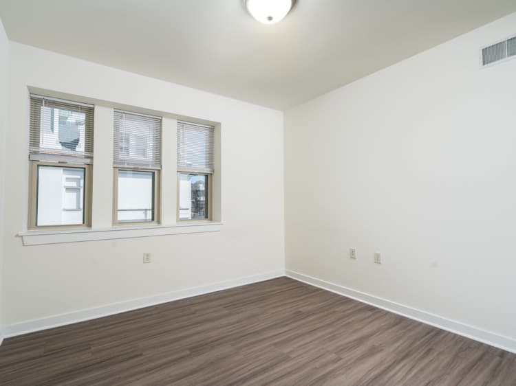 Milwaukee County apartments for rent - image - 2 Bed + Den / 1 Bath - 1,500 SF - Bedroom