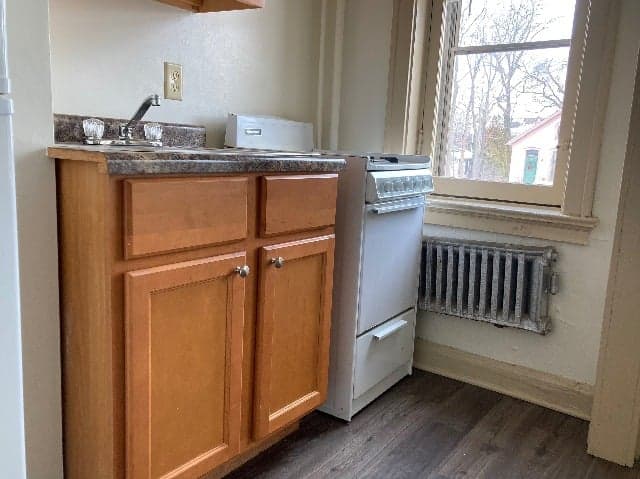 Milwaukee County apartments for rent - image - Efficiency Studio - Kitchen