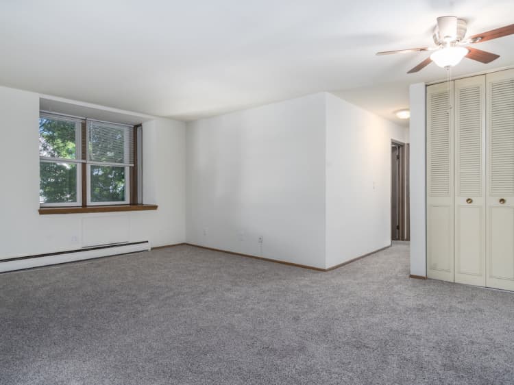 Milwaukee County apartments for rent - image - 2 Bed / 1 Bath - 1,000 SF - Living Room