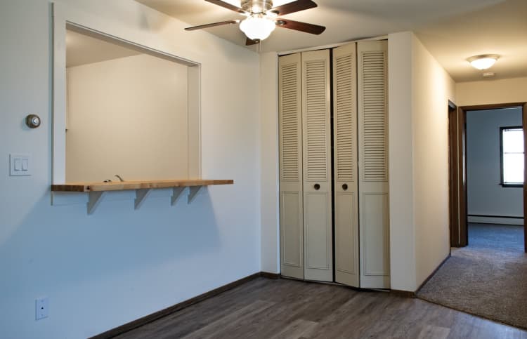 Milwaukee County apartments for rent - image - 2 Bed / 1 Bath - 1,000 SF - Kitchen