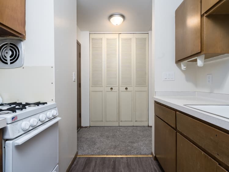 Milwaukee County apartments for rent - image - 2 Bed / 1 Bath - 1000 SF - Kitchen