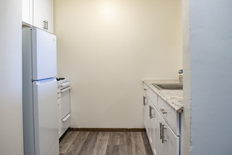 Milwaukee County apartments for rent - image - 2 Bed / 1 Bath - 1,000 SF - Kitchen