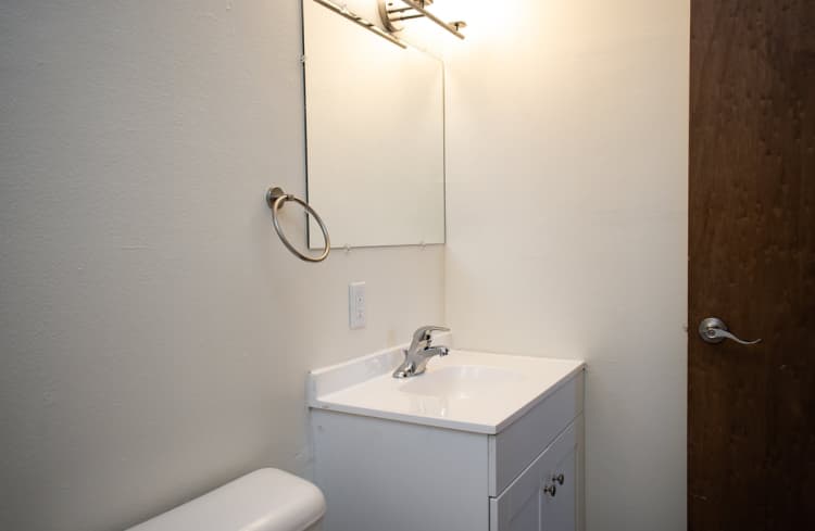 Milwaukee County apartments for rent - image - 2 Bed / 1 Bath - 1,000 SF - Bathroom
