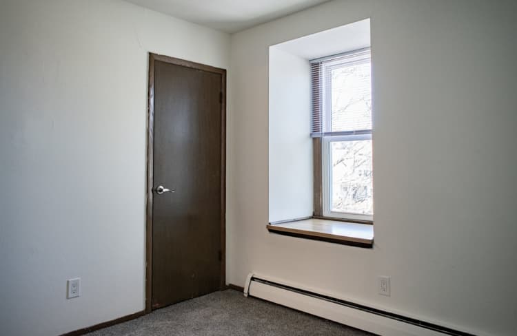 Milwaukee County apartments for rent - image - 2 Bed / 1 Bath - 1,000 SF - Bedroom