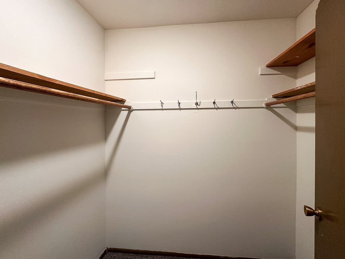 Milwaukee County apartments for rent - image - 2 Bed / 1 Bath - 1,000 SF - Closet