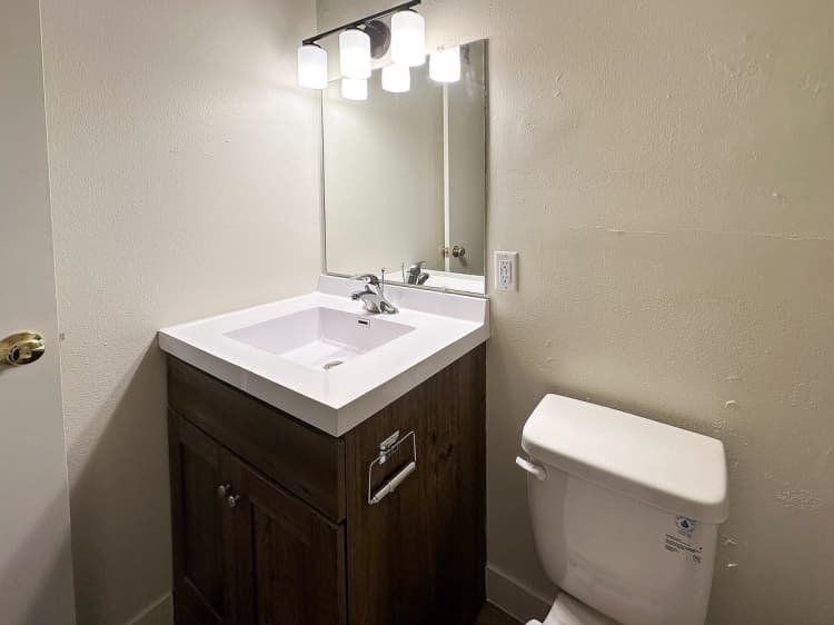 Milwaukee County apartments for rent - image - 2 Bed / 1 Bath - 1,000 SF - Bathroom