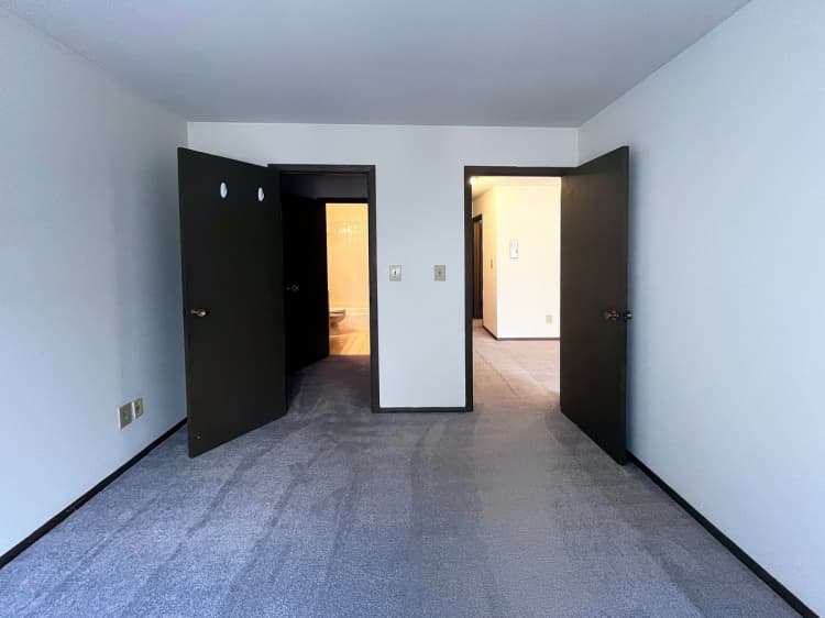 Milwaukee County apartments for rent - image - Classic 1 Bed / 1 Bath - 700 SF - Bedroom
