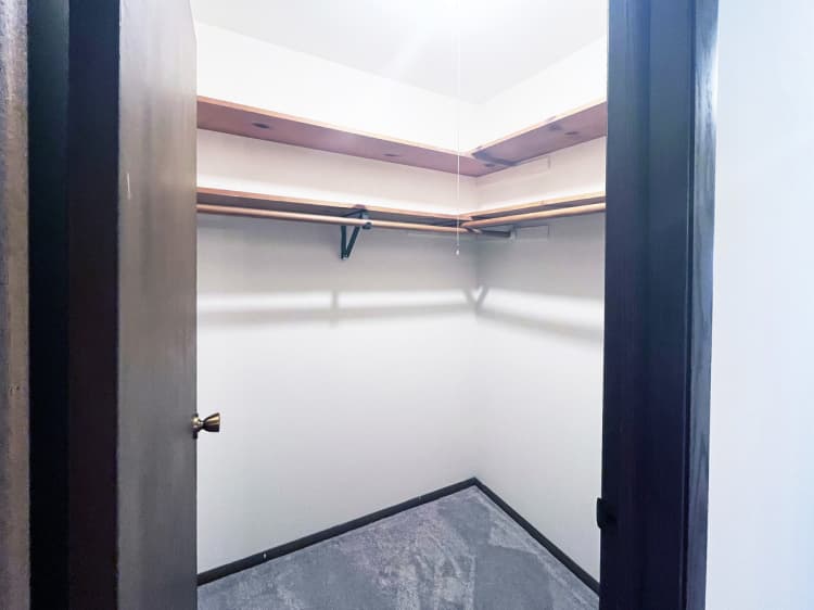 Milwaukee County apartments for rent - image - Classic 1 Bed / 1 Bath - 700 SF - Closet