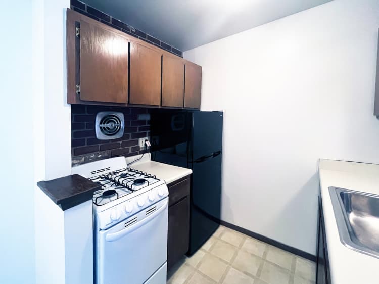 Milwaukee County apartments for rent - image - Classic 1 Bed / 1 Bath - 700 SF - Kitchen