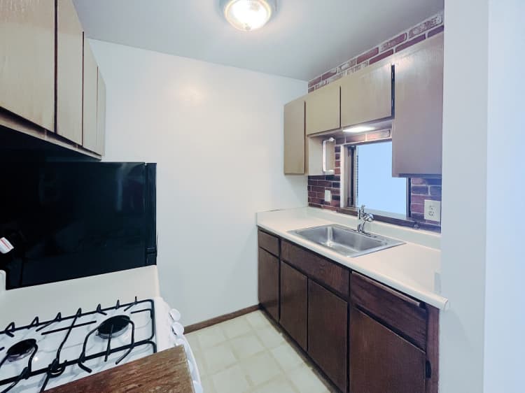Milwaukee County apartments for rent - image - Classic 1 Bed / 1 Bath - 700 SF - Kitchen