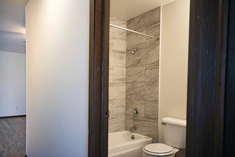 Milwaukee County apartments for rent - image - Bathroom
