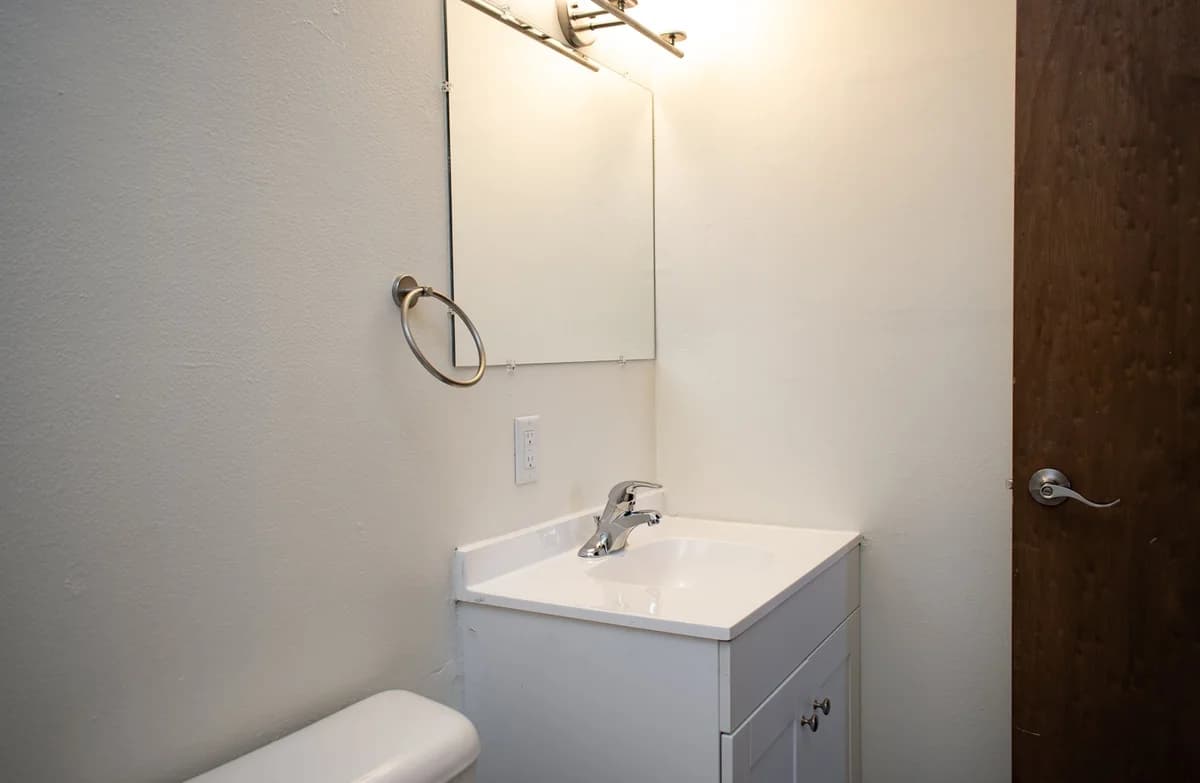 Milwaukee County apartments for rent - image - Bathroom