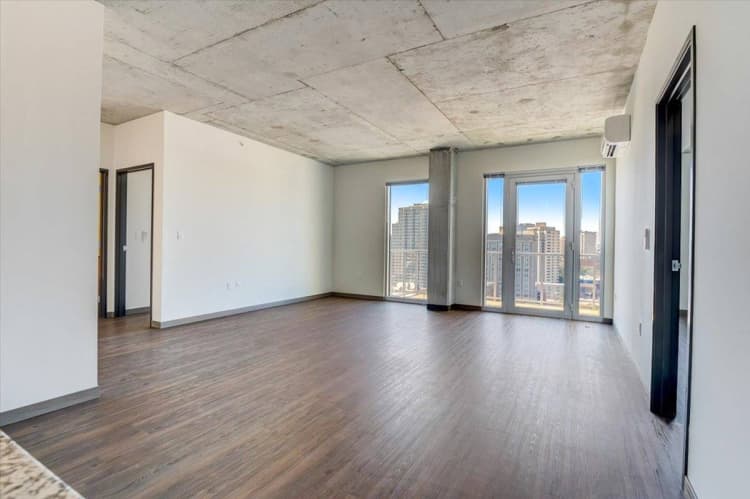 Milwaukee County apartments for rent - image - 3 Bed / 2 Bath - Living Room