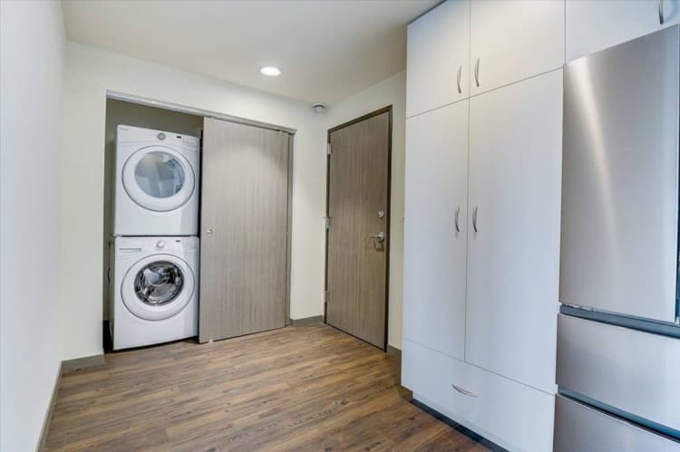 Milwaukee County apartments for rent - image - 3 Bed / 2 Bath - Entry