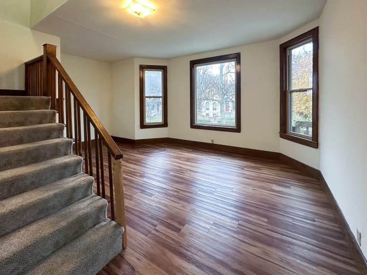 Milwaukee County apartments for rent - image - 3 Bed / 1 Bath - 1,500 SF - Living Room