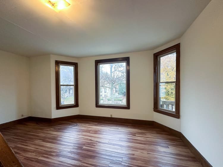 Milwaukee County apartments for rent - image - 3 Bed / 1 Bath - 1,500 SF - Living Room