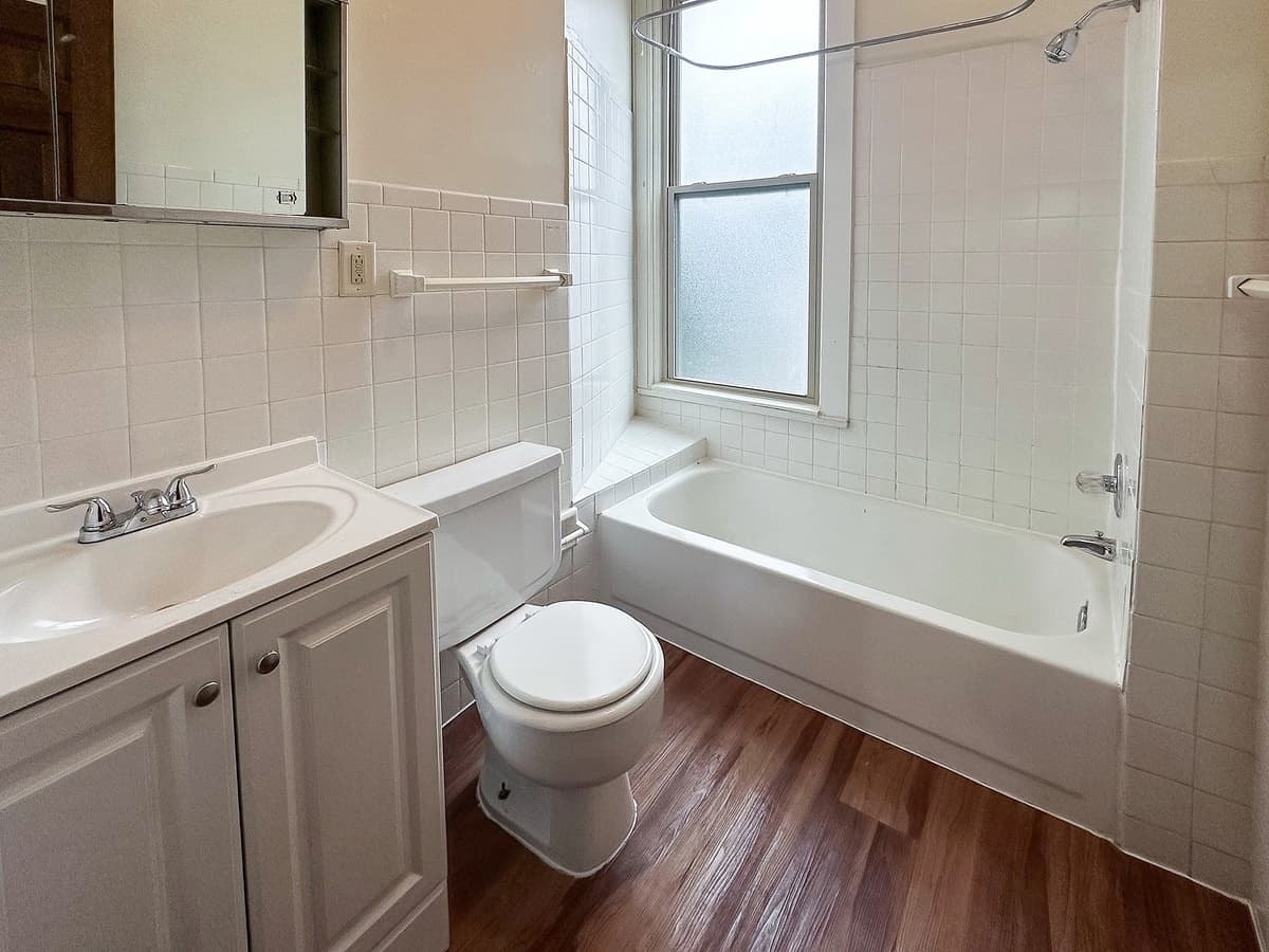 Milwaukee County apartments for rent - image - 3 Bed / 1 Bath - 1,500 SF - Bathroom