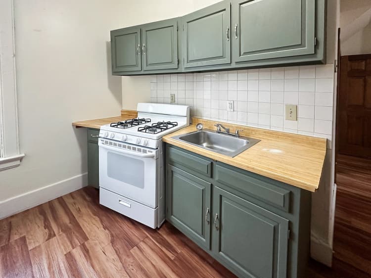 Milwaukee County apartments for rent - image - 3 Bed / 1 Bath - 1,500 SF - Kitchen
