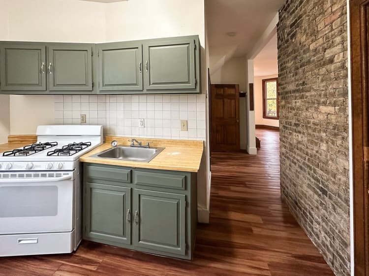 Milwaukee County apartments for rent - image - 3 Bed / 1 Bath - 1,500 SF - Kitchen