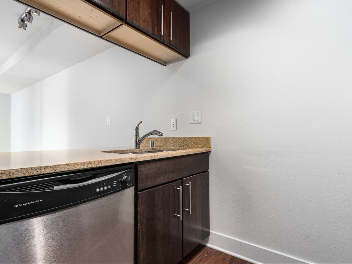 Milwaukee County apartments for rent - image - 1 Bed / 1 Bath - 563 SF - Kitchen