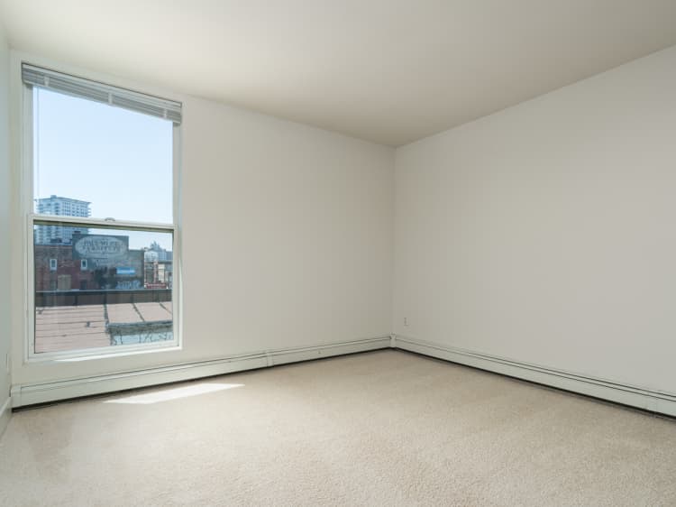 Milwaukee County apartments for rent - image - 1 Bed / 1 Bath - 563 SF - Bedroom