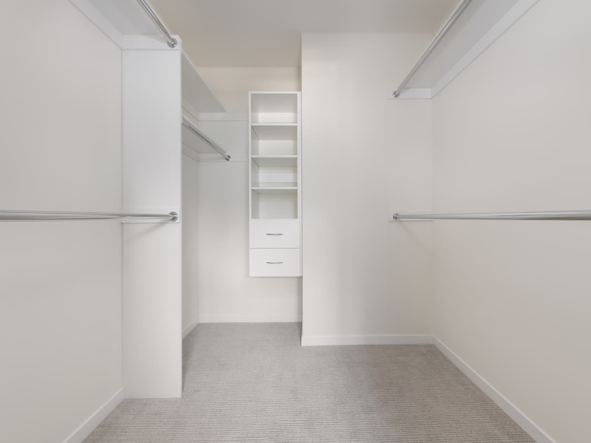 Milwaukee County apartments for rent - image - Vista - 1 Bed / 1 Bath - 708 SF - Walk-In Closet