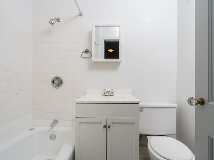 Milwaukee County apartments for rent - image - Bathroom