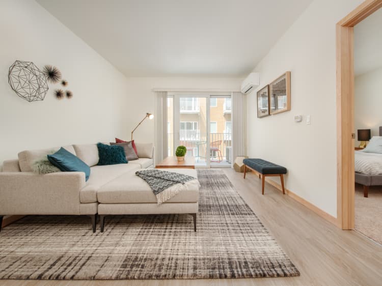 Milwaukee County apartments for rent - image - 1 Bed / 1 Bath - 702 SF - Living Room