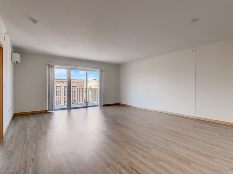 Milwaukee County apartments for rent - image - 1 Bed / 1 Bath - 778 SF - Living & Dining