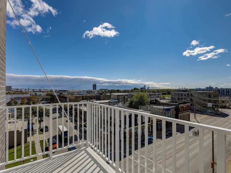 Milwaukee County apartments for rent - image - 1 Bed / 1 Bath - 657 SF - Balcony