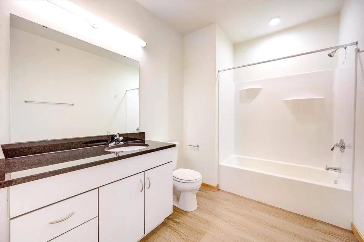 Milwaukee County apartments for rent - image - bath