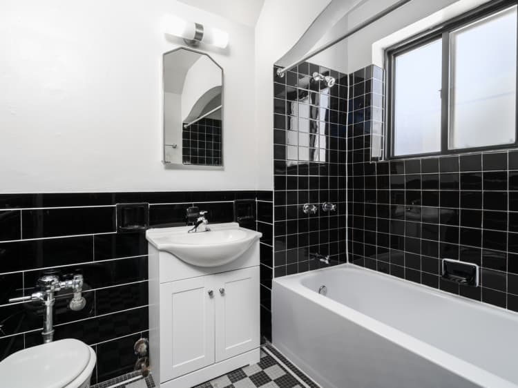 Milwaukee County apartments for rent - image - Bathroom