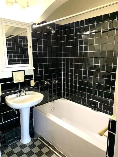 Milwaukee County apartments for rent - image - 3 Bed - 1.5 Bath Full Bath