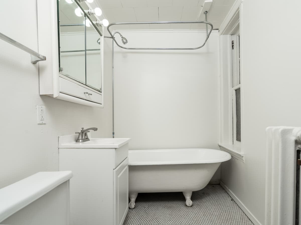 Milwaukee County apartments for rent - image - Bathroom