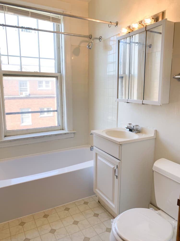 Milwaukee County apartments for rent - image - Bathroom