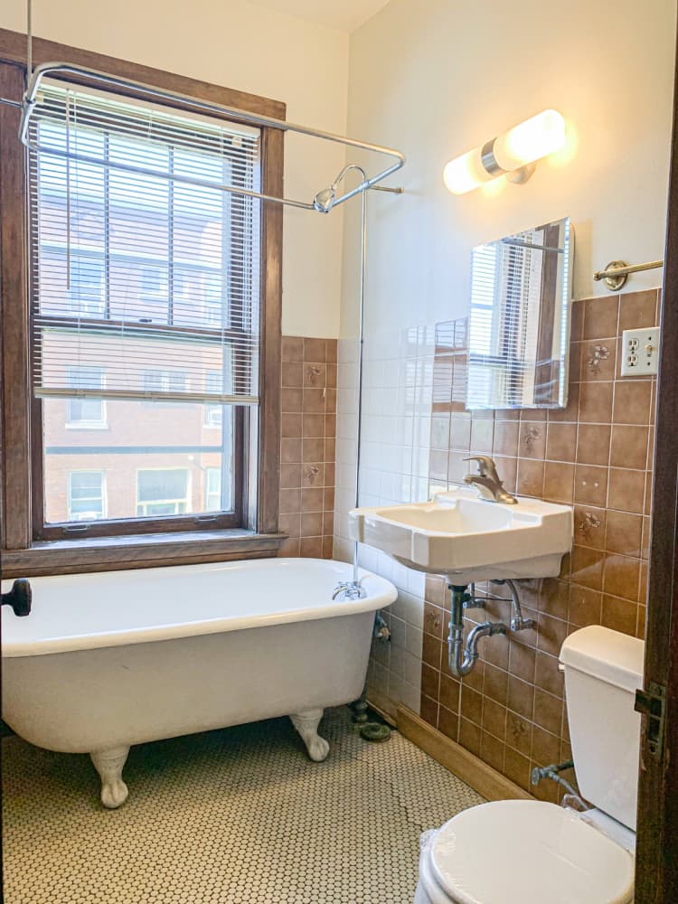 Milwaukee County apartments for rent - image - Bathroom