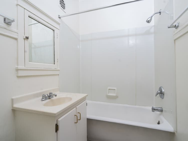 Milwaukee County apartments for rent - image - Ivanhoe Restroom