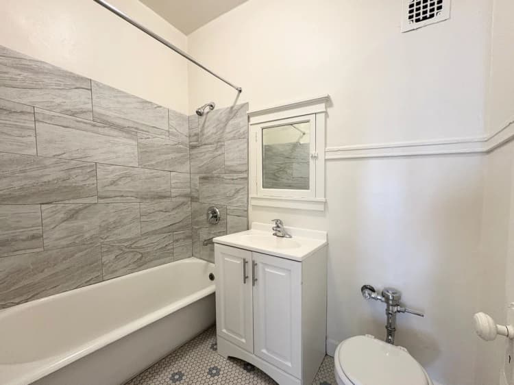Milwaukee County apartments for rent - image - Ivanhoe - Tiled Bathroom