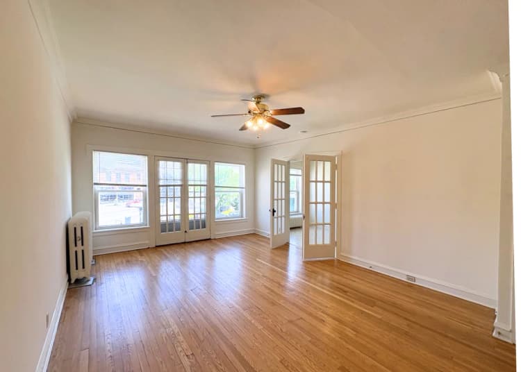 Milwaukee County apartments for rent - image - Ivanhoe - Spacious Living Room