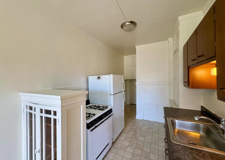Milwaukee County apartments for rent - image - Charming kitchen with classic appliances, a cozy layout, and warm wooden cabinetry.
