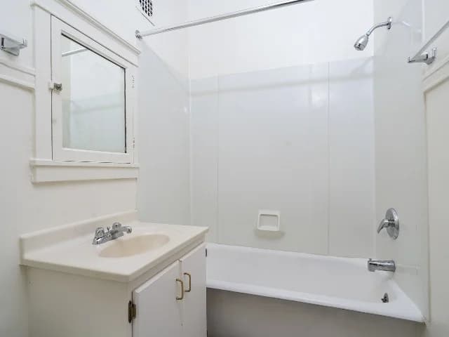 Milwaukee County apartments for rent - image - Ivanhoe Studio Bathroom