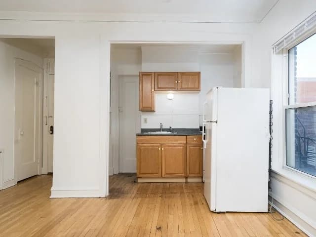 Milwaukee County apartments for rent - image - Ivanhoe Studio