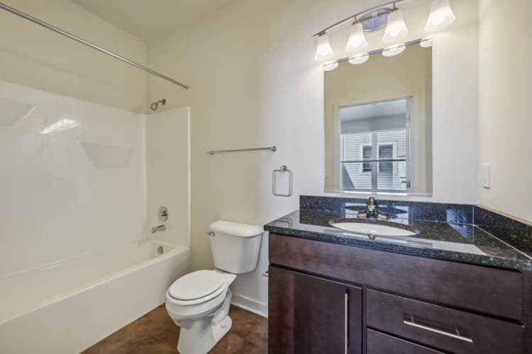 Milwaukee County apartments for rent - image - Full Bathroom