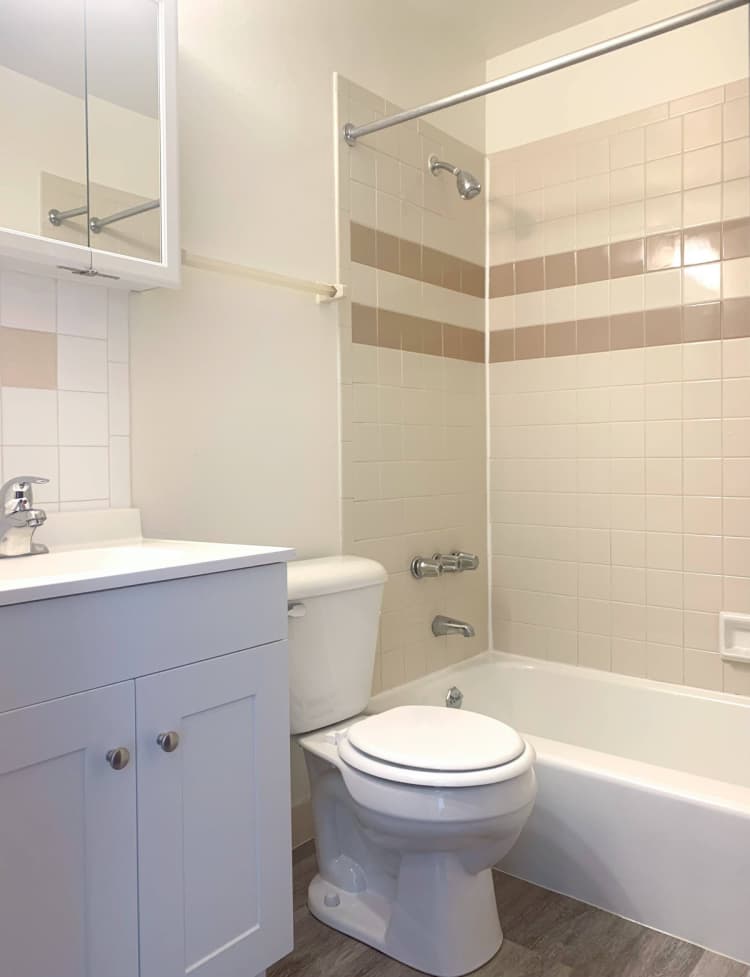 Milwaukee County apartments for rent - image - Bathroom